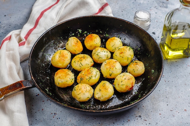 Free photo delicious roasted young potatoes with dill,top view