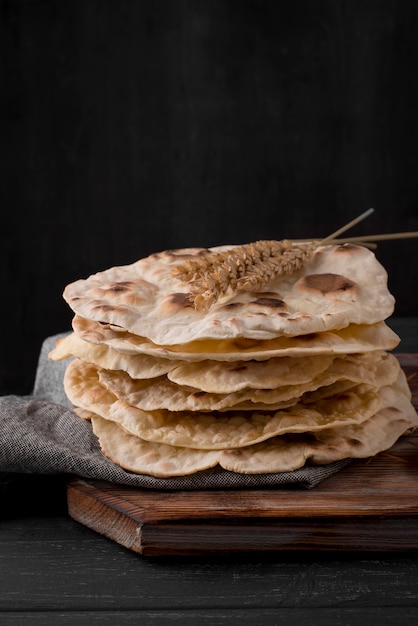 Foto gratuita delizioso assortimento di roti sul tavolo con spazio per le copie