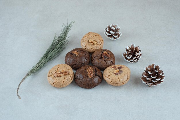 Delicious round cookies with Christmas pinecones.
