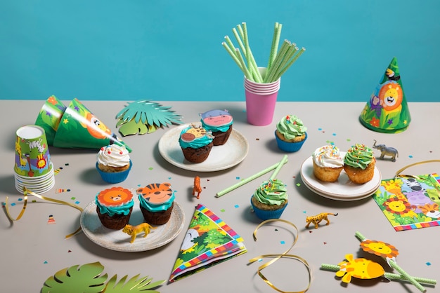 Foto gratuita deliziosa disposizione dei cupcake per la festa del safari