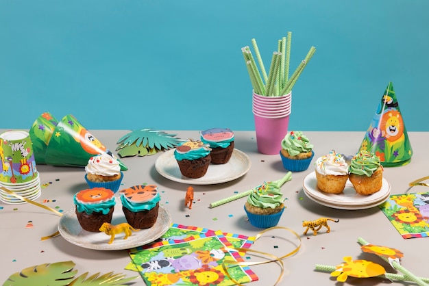 Foto gratuita deliziosa disposizione dei cupcake per la festa del safari