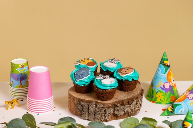 Foto gratuita deliziosa disposizione dei cupcake per la festa del safari