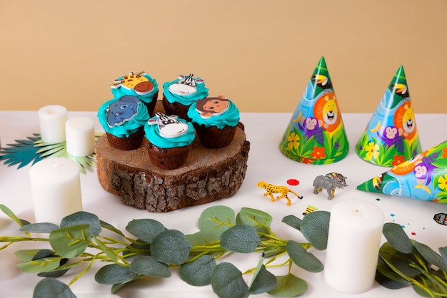 Foto gratuita deliziosa disposizione dei cupcake per la festa del safari