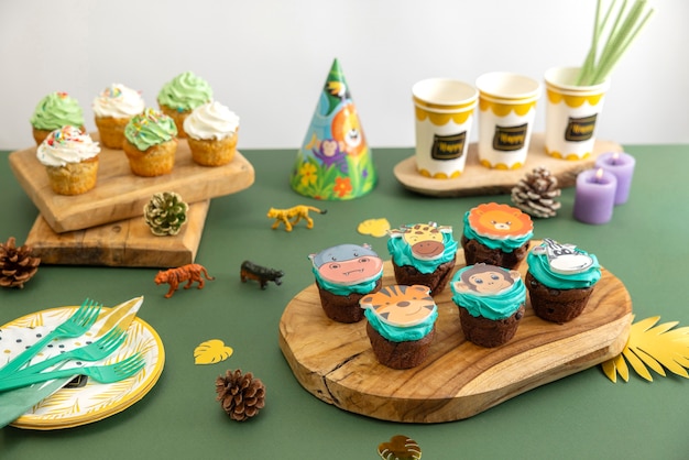 Foto gratuita deliziosa disposizione dei cupcake per la festa del safari