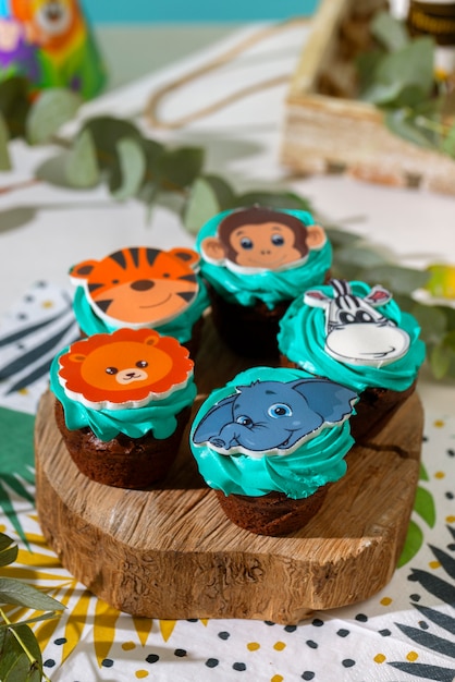 Foto gratuita deliziosa disposizione dei cupcake per la festa del safari