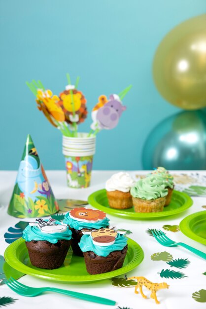 Бесплатное фото Вкусные кексы для вечеринки в стиле сафари