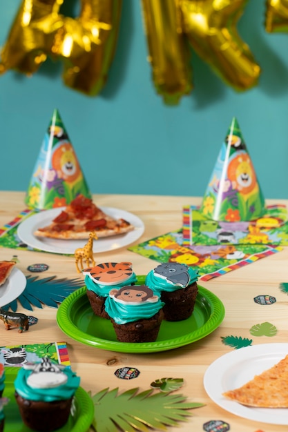 Foto gratuita deliziosa disposizione dei cupcake per la festa del safari