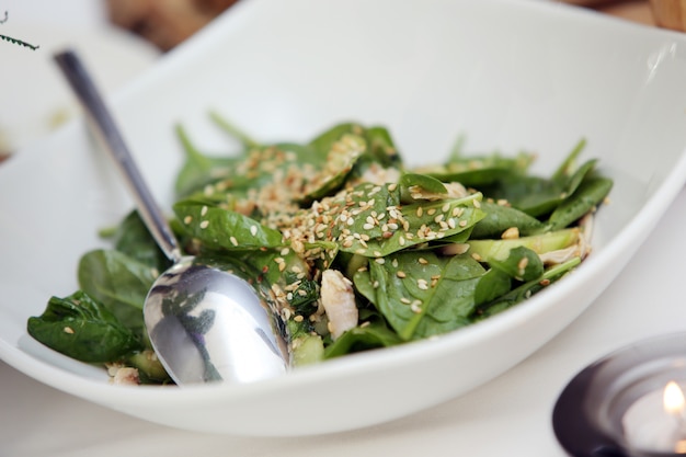 Foto gratuita deliziosa insalata ad un banchetto