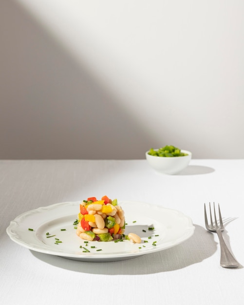 Вкусный салат на тарелке, вид спереди