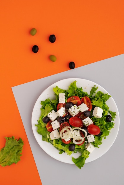 Free photo delicious salad on plate top view