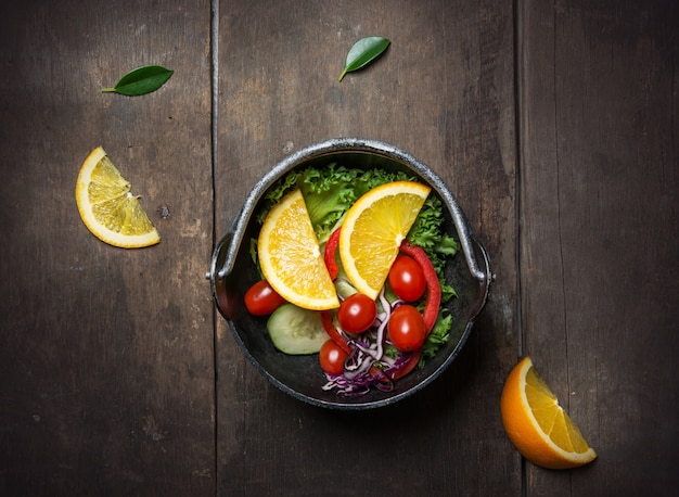 Foto gratuita deliziosa insalata con fette d'arancia