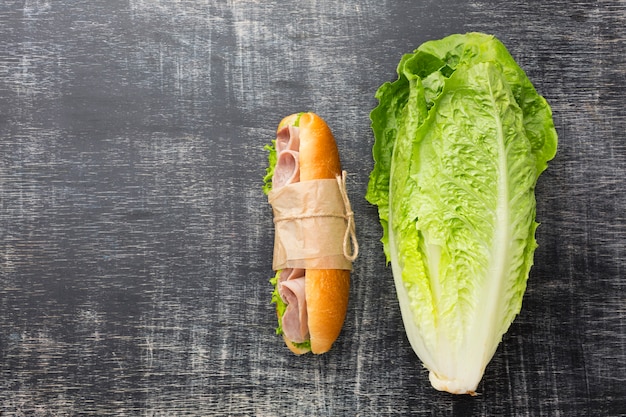 Foto gratuita panino delizioso e lattuga fresca