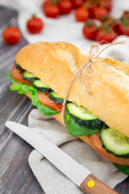 Free photo delicious sandwich with cucumber slices and tomatoes