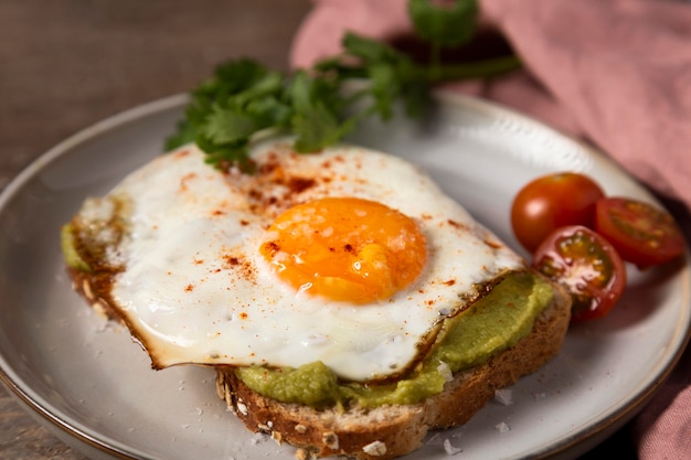 Бесплатное фото Вкусный бутерброд с яйцом на тарелке