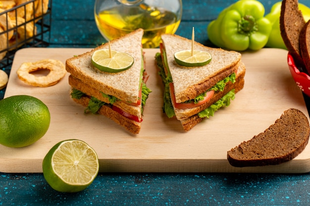 Delizioso panino con insalata di pomodori verdi e prosciutto sul blu