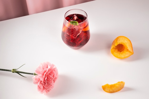 Foto gratuita deliziosa sangria e pesca ad angolo alto