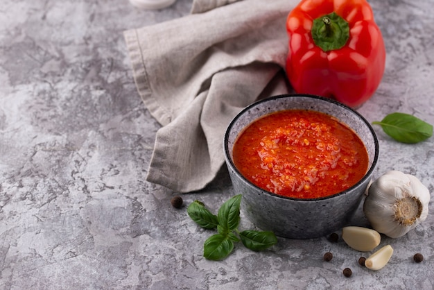 Foto gratuita deliziosa salsa in una ciotola e una disposizione di peperoni