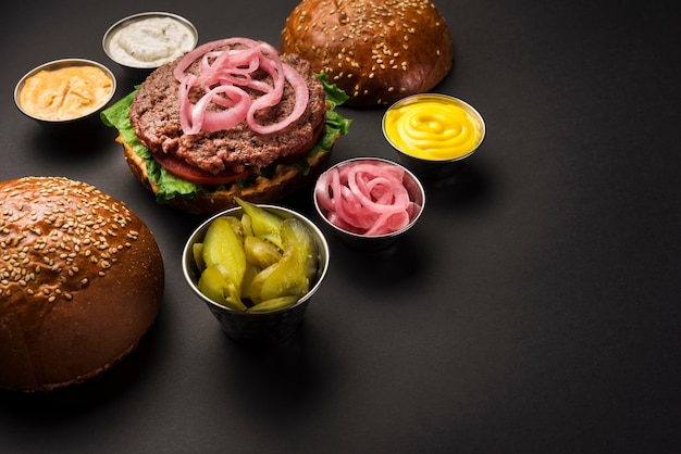 Бесплатное фото Вкусный набор вкусных гамбургеров, готовых к употреблению