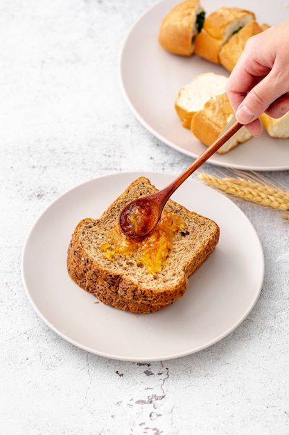 Бесплатное фото Вкусные ломтики цельнозернового хлеба с медом