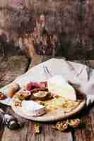 Foto gratuita deliziosi spuntini sulla tavola di legno