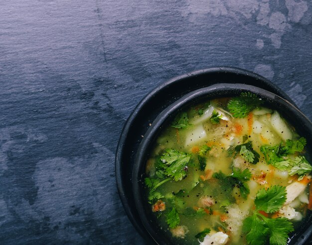 검은 그릇에 맛있는 수프