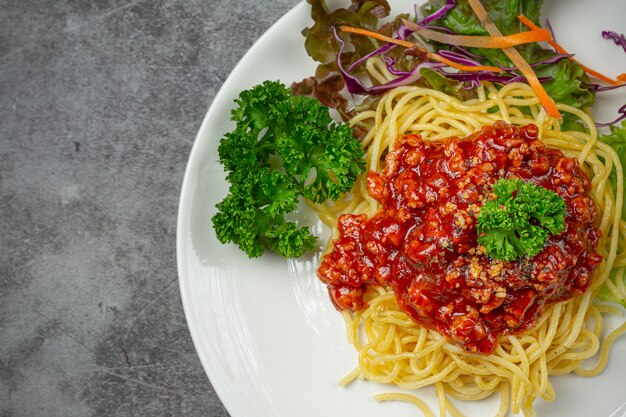 맛있는 재료를 곁들인 맛있는 스파게티.