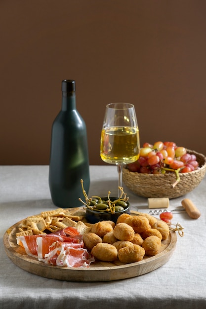 Foto gratuita deliziose crocchette spagnole arrangiamento