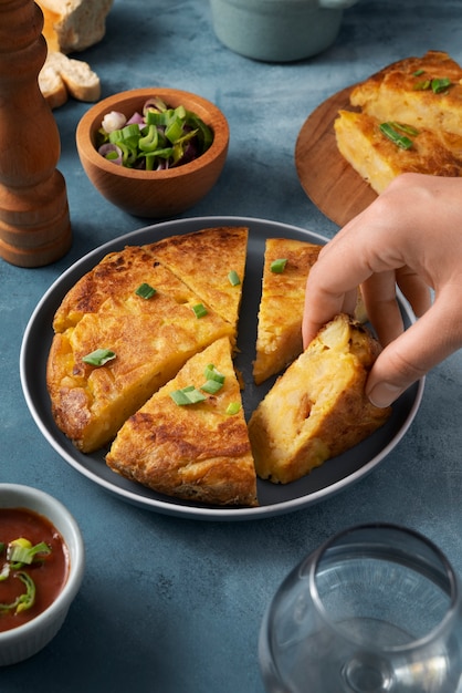 Foto gratuita deliziosa tortilla spagnola ancora in vita