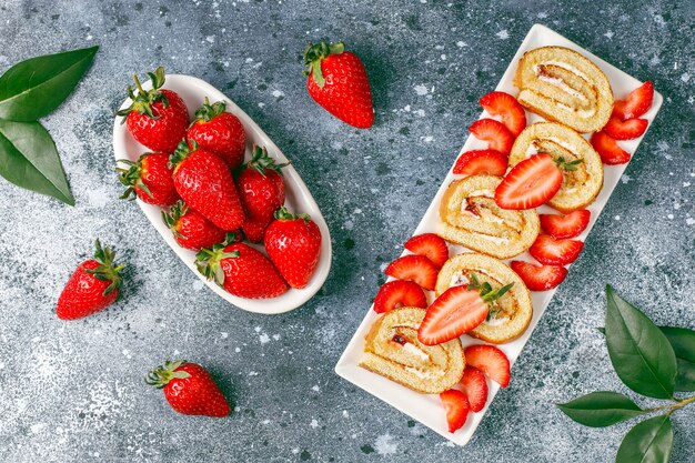 신선한 딸기와 맛있는 딸기 케이크 롤