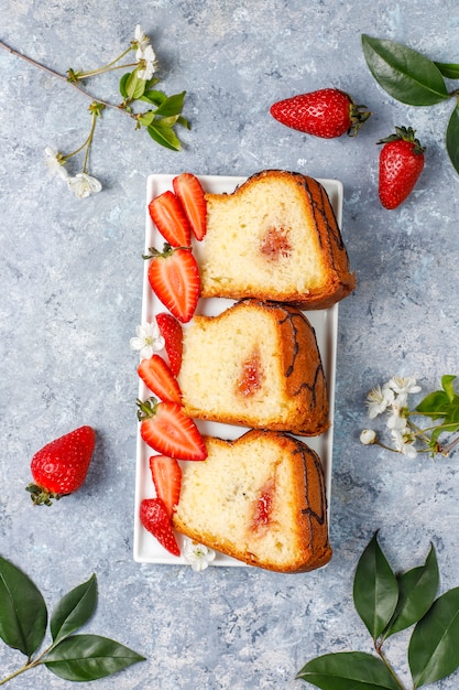 Foto gratuita torta di cioccolato deliziosa della fragola con le fragole fresche, vista superiore