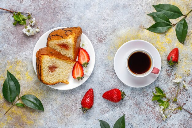 新鮮なイチゴ、トップビューでおいしいイチゴチョコレートケーキ