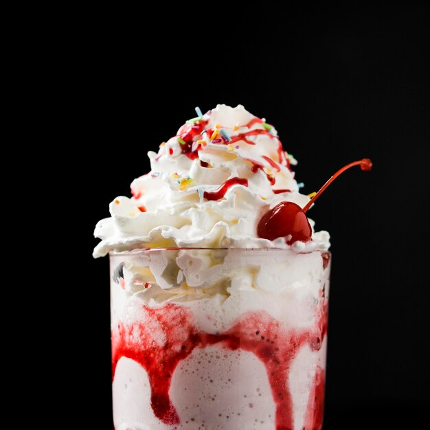 맛있는 딸기 밀크 쉐이크 음료 전면보기