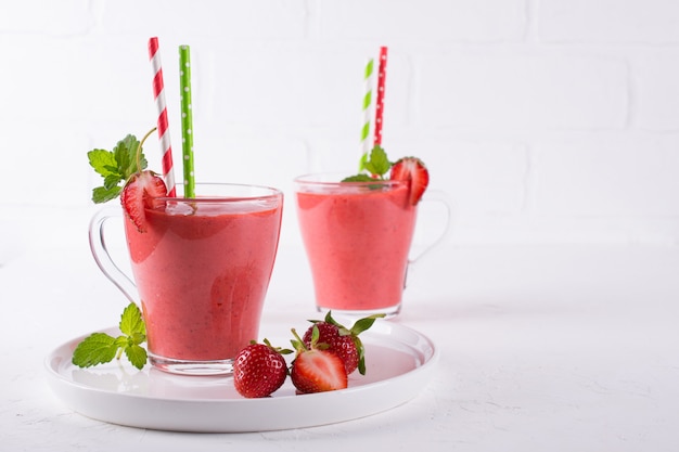 Вкусный клубничный смузи. утренние напитки со свежими ягодами, йогуртом или молоком