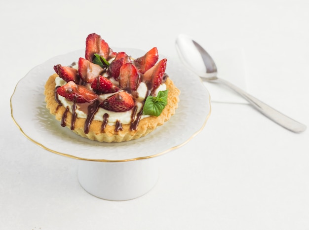 Free photo delicious strawberry tart on a plate