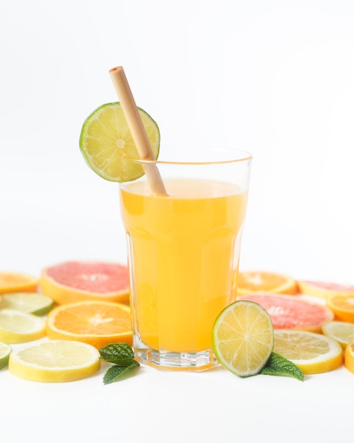 Вкусный летний фруктовый сок и солома
