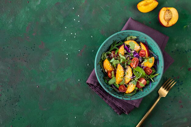Вкусный летний салат с сыром буррата и персиками на гриле, рукколой и микрозеленью. Здоровое питание. копировать пространство