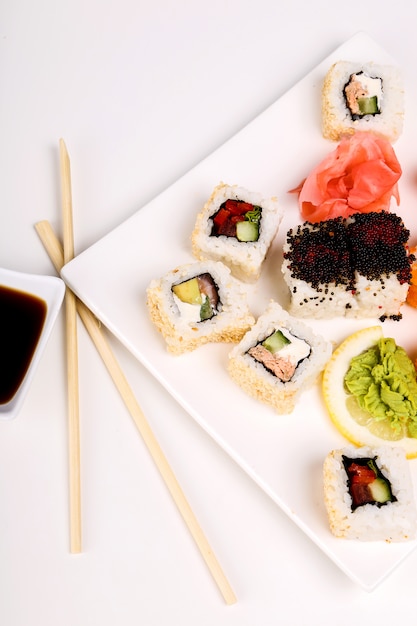 Foto gratuita sushi deliziosi sulla banda nera