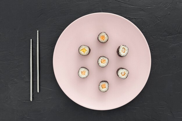 Foto gratuita rotoli di sushi deliziosi su un piatto
