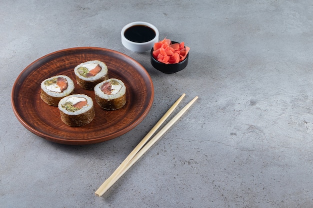 石のテーブルにマグロと一緒に美味しい巻き寿司。