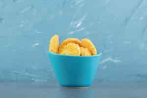 Free photo delicious sweet biscuits in blue bowl.