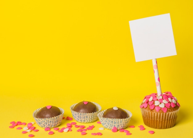 Вкусные сладкие конфеты и торт с бумагой на палочке