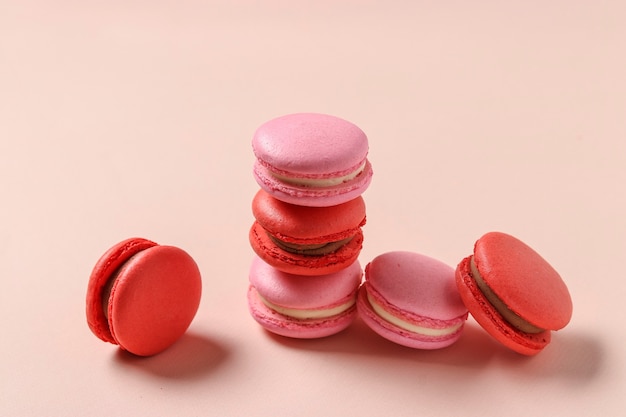 ピンク​の​背景​に​おいしい​甘い​マカロン​、​赤​と​ピンク​の​マカロン​、​バレンタインデー​、​誕生日​、​3​月​8​日​、​母​の​日​の​コンセプト