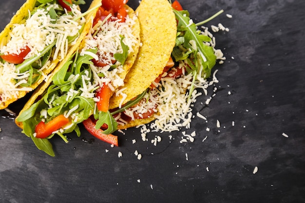 Taco delizioso sul piatto di legno