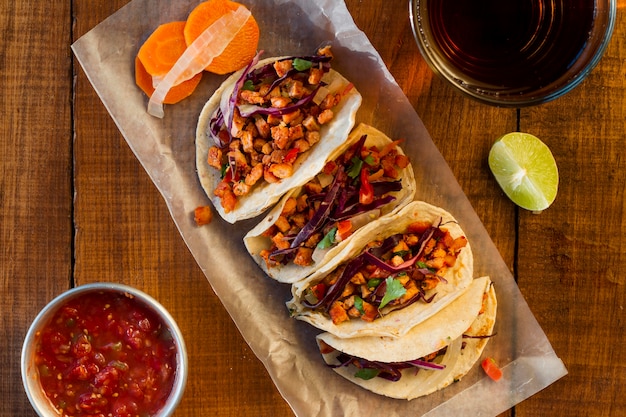 Foto gratuita tacos deliziosi con vista dall'alto di salsa