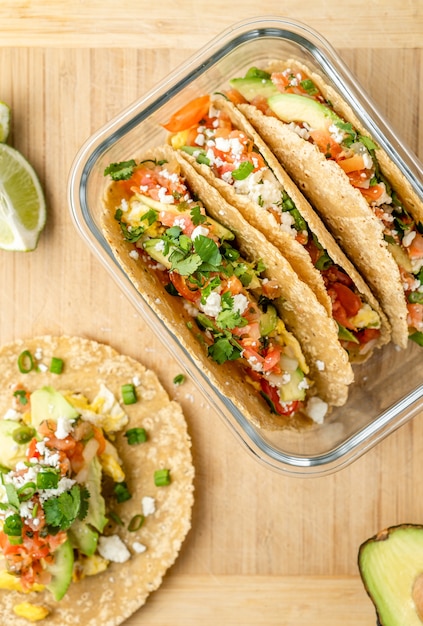 Foto gratuita tacos deliziosi su una tavola di legno