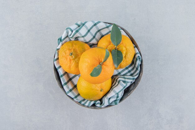 Бесплатное фото Вкусные плоды мандарина в металлической миске