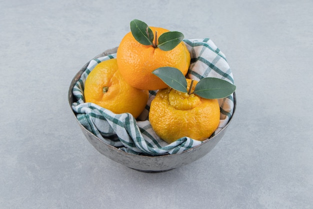 Free photo delicious tangerine fruits in metal bowl