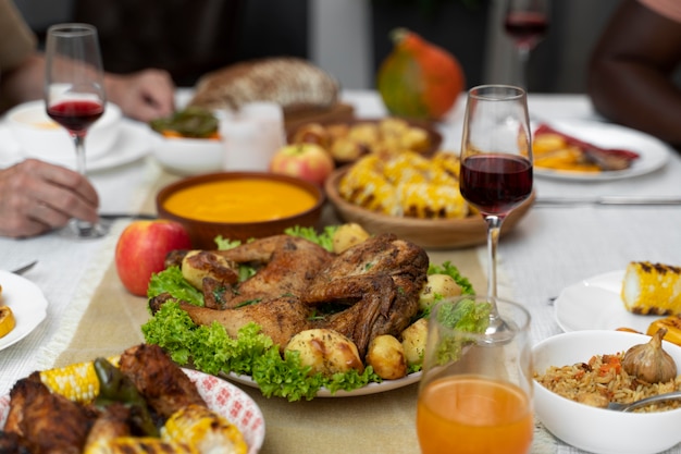 Вкусная еда на день благодарения на столе