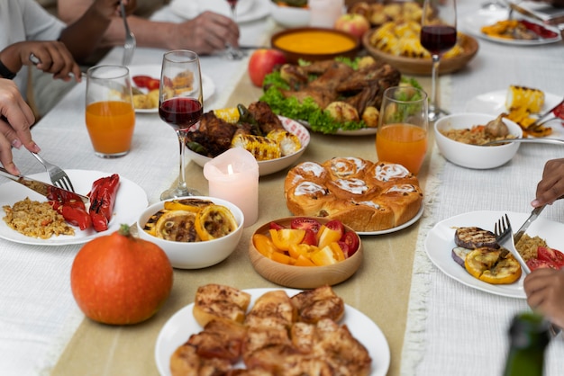 Foto gratuita delizioso cibo per il giorno del ringraziamento in tavola