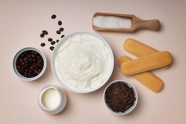 Foto gratuita vista dall'alto di deliziosi ingredienti per il tiramisù